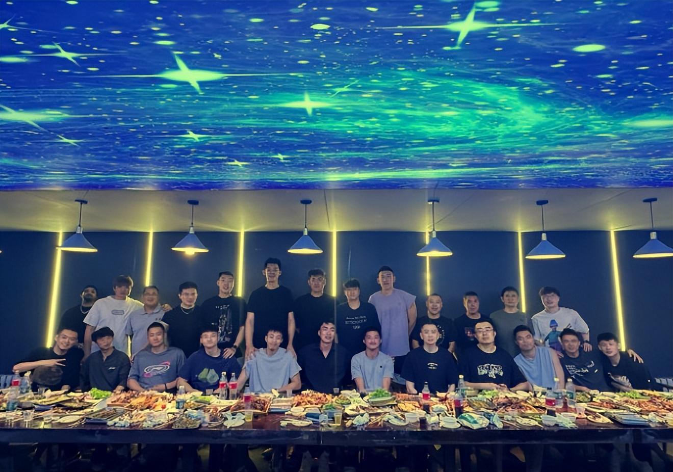 够意思！继伟大餐伺候全队,祝福三兄弟,付豪韩队接班人也表达不舍